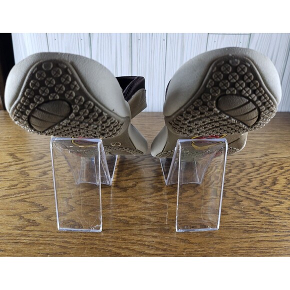 Womens Low Wedge Beige Non Slip Sandals Faux Leather Size 7 New in Box - Picture 6 of 7